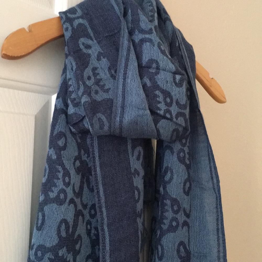 SOLD!! Scarf (BOGO 1/2 OFF ALL SCARVES 🤑)